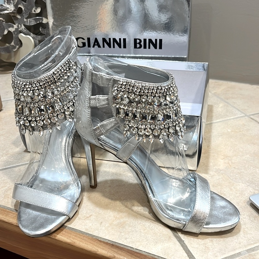 Gianni Bini silver high heels. Avevaa style. Size 10